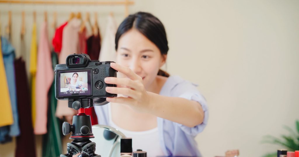 online seller setting camera for live selling