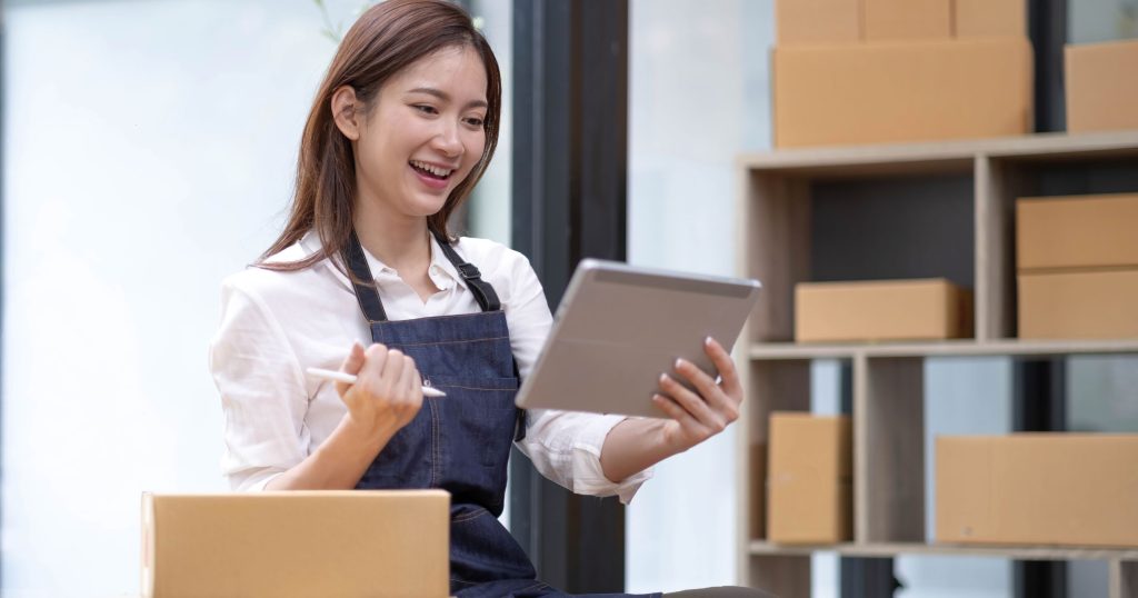 นักธุรกิจหญิงที่ประสบความสำเร็จด้านการขายออนไลน์ successful entrepreneur business woman with online sales
