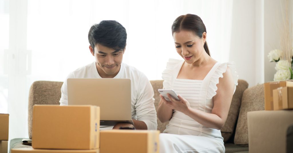 เจ้าของธุรกิจพรีออเดอร์กำลังสั่งซื้อออเดอร์จากต่างประเทศ
